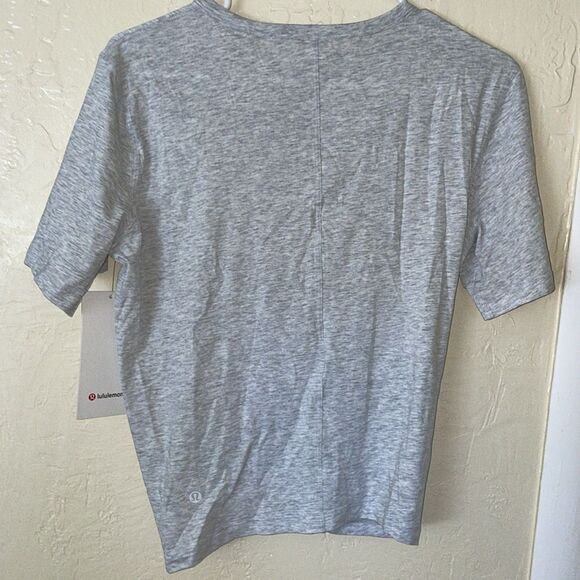 NWT LULULEMON CRESCENT TEE KNOT GREY HEATHERED size 6 - Picture 2 of 3